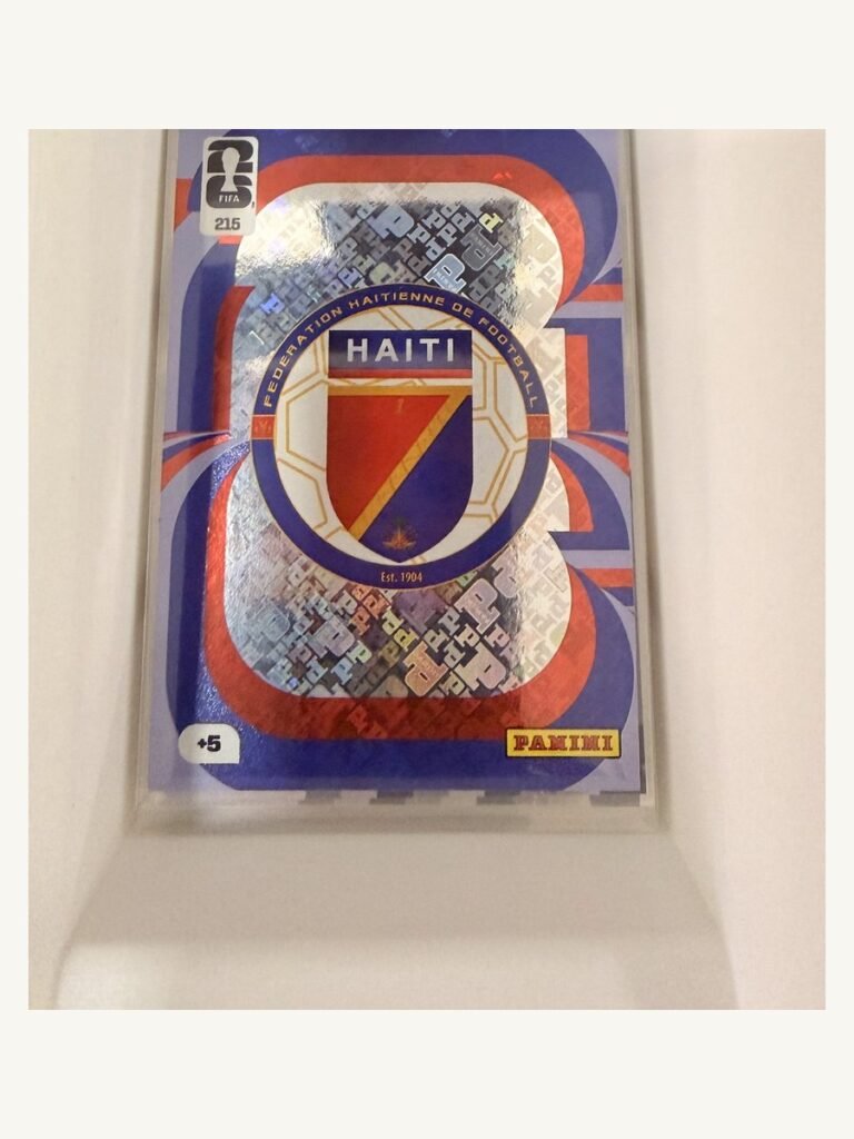 Escudo Haití #215 – Panini Adrenalyn XL FIFA World Cup 2026